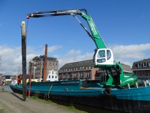 De oude houten palen komen er nu gemakkelijk uit