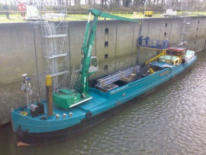 Door de combinatie van de schaarhoogwerker en hijskraan kan er makelijk en veilig gewerkt worden