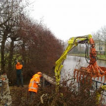 Door de laadklep kan er laag boven de oevers gezaagd worden
