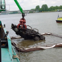 Er wordt een auto geborgen door het WAK de verontreiniging blijft beperkt