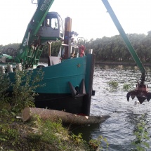Na stormschade haalt de Twee Gebroeders de omgewaaide bomen uit het water