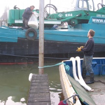 Olieabsorberende schermen houden de oppervlakte verontreiniging beperkt
