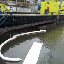 Werkschip Haaften bezig met opruimen van olie na een berging