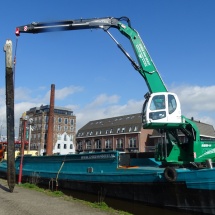 De oude houten palen komen er nu gemakkelijk uit