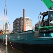 De oude houten palen worden met waterdruk los gespoten