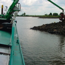 Een aangevaren krib met hoogwater wordt weer netjes in vorm gebracht