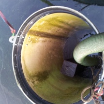 Er wordt een buispaal over de oude houten paal gezet om hem onderwater af te zagen