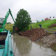 Het op zijn plaats leggen van het zinkstuk