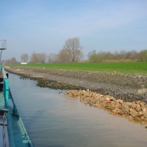 Het weggezakte stortsteen wordt aangevuld met het kraanschip