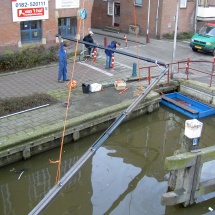 Kraanschip Twee Gebroeders assisteert duikers om een zinker aan te leggen
