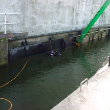 Met assistentie van duikers worden de kleppen onderwater aangehaakt
