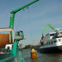 Met de Hydraulische lier van de kraan wordt de naald van de vibercore gecontroleerd de bodem in gebracht