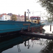 Over de oude palen wordt een koker gezet met een nieuw kopstuk