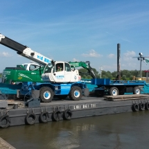 Overzetten van zwaar matriaal naar een sluis eiland