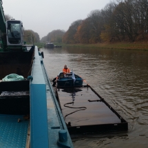 Ponton 2 en duwvlet Lisa assisteren bij werkzaamhen onder een steiger