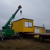 De Beaver zet het ketenpark op een aanhager om vervolgens met de Twee Gebroeders verscheept te worden De Beaver zet het ketenpark op een aanhager om vervolgens met de Twee Gebroeders verscheept te worden