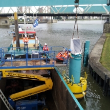 De kraan laat de zonnepanelen op de paal zakken en de monteur in de mobile hoogwerker zet deze vast met bouten. De kraan laat de zonnepanelen op de paal zakken en de monteur in de mobile hoogwerker zet deze vast met bouten.