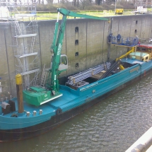 Door de mobile hoogwerker in het schip te plaatsen kan er op hoogte gewerkt worden en tegelijkertijd ook onderdelen bij gehesen worden Door de mobile hoogwerker in het schip te plaatsen kan er op hoogte gewerkt worden en tegelijkertijd ook onderdelen bij gehesen worden