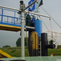 Met de mobile hoogwerker kan er gemakkelijk aan de verlichting en borden op afmeerpalen gewerkt worden Met de mobile hoogwerker kan er gemakkelijk aan de verlichting en borden op afmeerpalen gewerkt worden