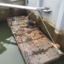 Ponton 2 wordt hier gebruikt voor het demonteren van de beschermkappen die er vervolgens met de Twee Gebroeders uitgehesen worden