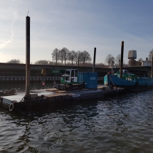 Twee Gebroeders in de vaart met Ponton 3 en de Beaver kraan