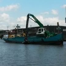 Deze auto was van de weg geraakt en moest per direct uit het water geborgen worden