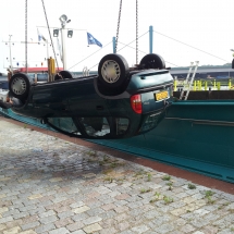 Een auto die een ondiepte veroorzaakte wordt hier onder toezicht van Rijkswaterstaat gebrogen