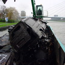 Een volle vracht met 21 autowrakken