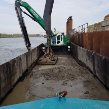 De baggerspecie wordt gelost op het werkterrein