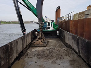 De baggerspecie wordt gelost op het werkterrein