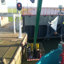 De hoogwerker bak is ook ideaal voor werkzaamheden langs sluismuren