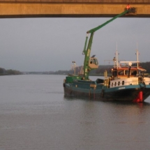 De hoogwerker heeft een hoogtebereik van 18 meter