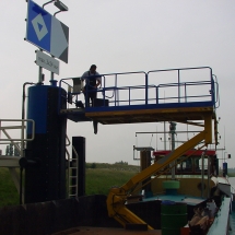 Met de schaarhoogwerker kan er goed aan afmeerpalen gewerkt worden